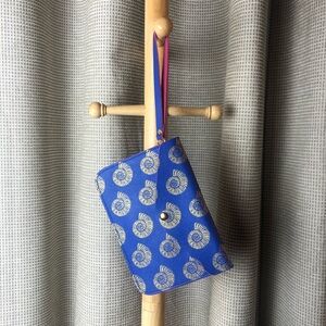 Top it off Blue and Gold Shell Patterned Women's Wristlet Bag